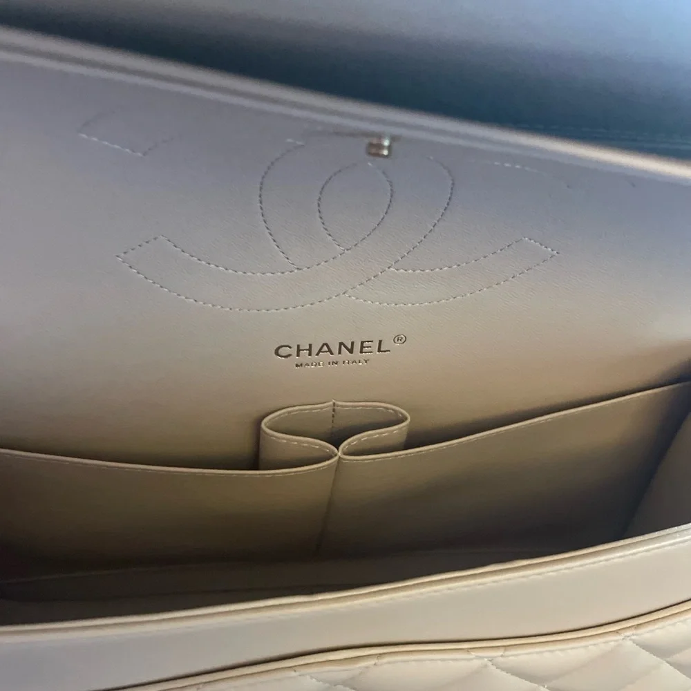 Brand new classic jumbo Chanel only used 1 time. Cream color - Picture 5 of 7